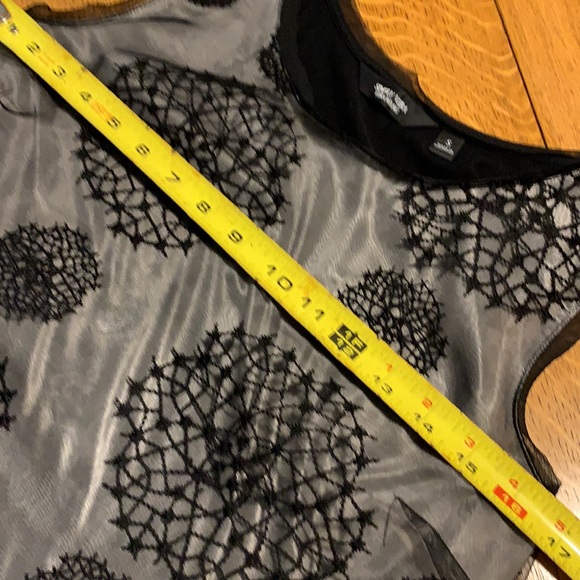 Beautiful Vera Wang sleeveless Top - Picture 8 of 9